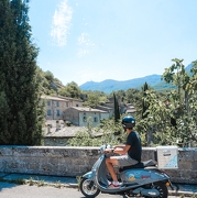 © scoot nomad week end en amoureux à scooter et roulotte en drome provençale - <em>nadine tampon</em>