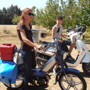 © scoot nomad virée en famille à mobylette en drome provençale - <em>scoot nomad</em>