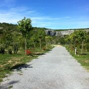 © le camping face au cirque de gens - <em>YASMINE LOUCHARD</em>