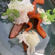 © Gravlax de saumon aux épices douces, brousse de brebis et chips de riz - <em>1234</em>