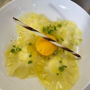 © Carpaccio d’ananas, mousse coco , caramel de fruits et sorbet Passion - <em>1234</em>
