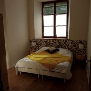 © Chambre côté place - <em>Perrenot</em>