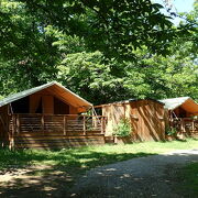© Tente Lodge - <em>Camping La Châtaigneraie</em>