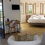 © Chambre climatisée avec terrasse en Ardeche Vallon Pont d'arc vue panoramique. - <em>Hotel de Vacances La Vignasse</em>