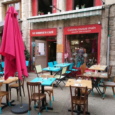 © Simone's café terrasse - <em>les simones</em>