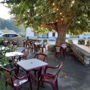 © Notre terrasse ombragée accueille une trentaine de couverts l'été - <em>DR La Cocotte d'Eyzin</em>