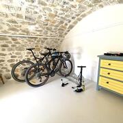 © Local fermé pour stocker vos vélos. A disposition, une pompe et un kit de réparation de chambre à air. - <em>Le Vallon du Savel</em>