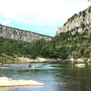 © Canoë au Cirque de Gens le long de la rivière Ardèche - <em>Le Vallon du Savel</em>