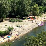 © La plage de Pradons au bord de la rivière Ardèche à moins de 300m du Vallon du Savel - <em>Le Vallon du Savel</em>