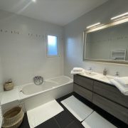 © SALLE DE BAINS - <em>lamaisondejade26.fr©</em>