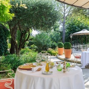 © Restaurant terrasse extérieure Auberge de Cassagne & Spa - <em>©allegre</em>