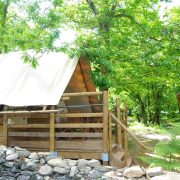 © cabane gravières camping la chataigneraie - <em>la chataigneraie</em>