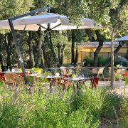 © Restaurant "La Chênaie" en été - <em>La Bastide de Grignan</em>