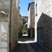 © une rue de Vogüé - <em>Gîtes de France</em>