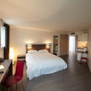 © Studio familial - <em>hevea-apparthotel.</em>