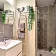 © Salle d'eau -chambre "le Grenier" - <em>Gîtes de France</em>