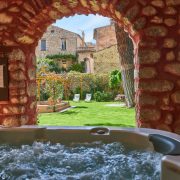 © Jaccuzzi - <em>Copyright: (C) 2016 MOYSAN    HOTEL LES ARCADES</em>