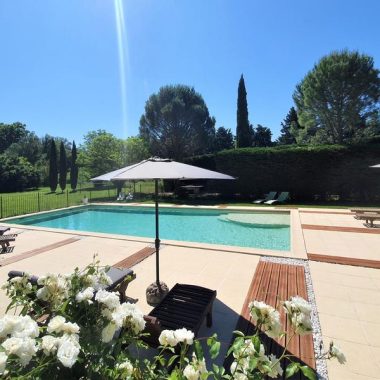 © Piscine 13m*6m partagée - <em>Côté Provence</em>