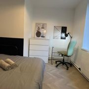 © chambre 2 avec lit double et bureau - <em>Caroline Couturier</em>