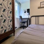 © Chambre 1 avec lit double et bureau - <em>Caroline Couturier</em>