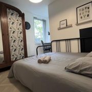 © Chambre 1 avec lit double et bureau - <em>Caroline Couturier</em>