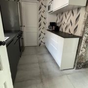 © Cuisine avec four, frigo et lave vaisselle - <em>Caroline COUTURIER</em>