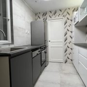© Cuisine avec four, frigo et lave vaisselle - <em>Caroline COUTURIER</em>