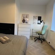 © chambre 2 avec lit double et bureau - <em>Mon Séjour à Vienne</em>
