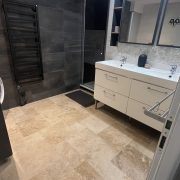 © Salle d'eau avec double vasque et lave linge - <em>Mon Séjour à Vienne</em>