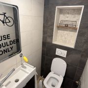 © toilettes avec lave mains - <em>Mon Séjour à Vienne</em>