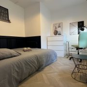 © chambre 2 avec lit simple et bureau - <em>Mon Séjour à Vienne</em>
