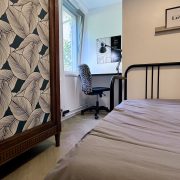 © Chambre 1 avec lit double et bureau - <em>Mon Séjour à Vienne</em>