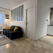 © Salon et cuisine (avec lave vaisselle) - <em>Mon Séjour à Vienne</em>