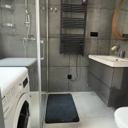 © Salle d'eau avec grande douche et lave linge - <em>Mon Séjour à Vienne</em>
