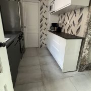 © Cuisine avec four, frigo et lave vaisselle - <em>Mon Séjour à Vienne</em>