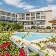 © Piscine extérieure - <em>Domainestclair</em>