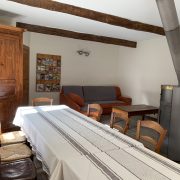 © Salle à manger/salon du gîte - <em>Félicie Avenas</em>