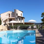 © Hôtel avec piscine en Ardèche - <em>SAS Hôtel de vacances</em>
