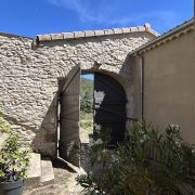 © Gite les Châtaigniers - Entrée côté cour intérieure - <em>Mas de Veyras - Les Châtaigniers</em>