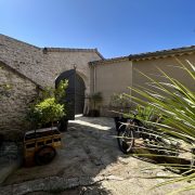 © Gite les Châtaigniers - Entrée côté cour intérieure - <em>Mas de Veyras - Les Châtaigniers</em>