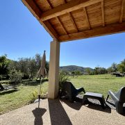 © Gite Les Châtaigniers - Terrasse couverte et jardin - <em>Mas de Veyras - Les Châtaigniers</em>