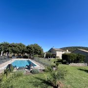 © Mas de Veyras - Vue piscine et Jardin - <em>Mas de Veyras - Les Châtaigniers</em>
