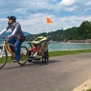 © Vélo en famille sur les rives du lac du Bourget - <em>Christian Martelet - Auvergne-Rhône-Alpes Tourisme</em>