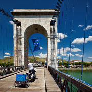 © Passerelle sur le Rhône entre Tain l'Hermitage et Tournon - <em>A. Amiot - Auvergne-Rhône-Alpes Tourisme</em>