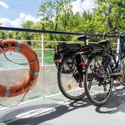 © Croisière sur le canal de Savières, aux alentours de Chanaz - <em>OneDayOneTravel - Auvergne-Rhône-Alpes Tourisme</em>