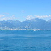 © Le bleu du lac Léman et les montagnes côté Suisse - <em>France Vélo Tourisme</em>
