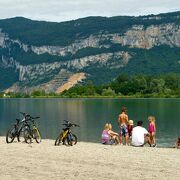 © A vélo au bord du lac Glandieu - <em>Christian Martelet / Auvergne-Rhône-Alpes Tourisme</em>