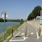 © Piste cyclable le long du Rhône sur ViaRhôna - <em>M. Rougy/Auvergne-Rhône-Alpes Tourisme</em>