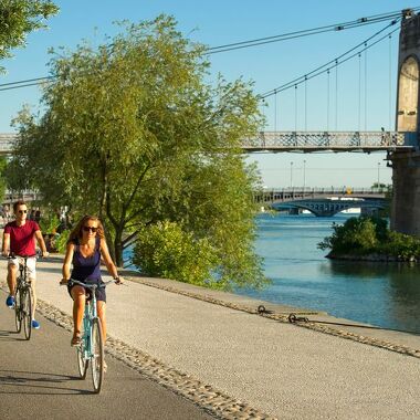 © Les berges du Rhône à vélo à Lyon - <em>Christian Martelet / Auvergne-Rhône-Alpes Tourisme</em>