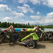 © Repos de cyclistes au bord du Rhône sur ViaRhôna - <em>Christian Martelet / Auvergne-Rhône-Alpes Tourisme</em>